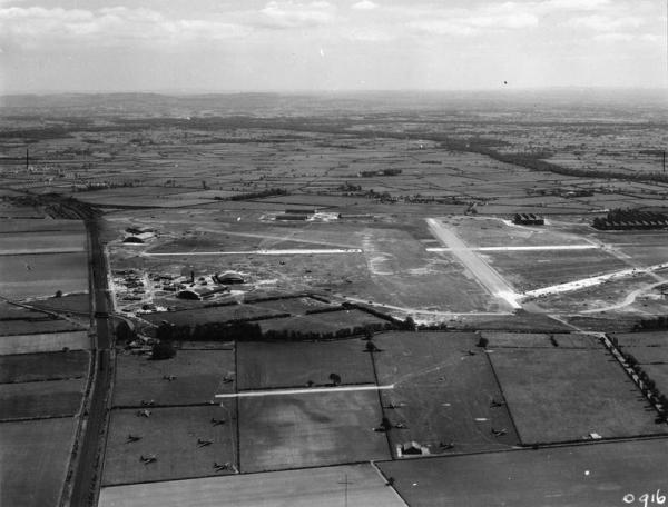 09 Hawarden 1941 Vickers Armstrong factory to the right completed Wellingtons in front of Flight Sheds IWM